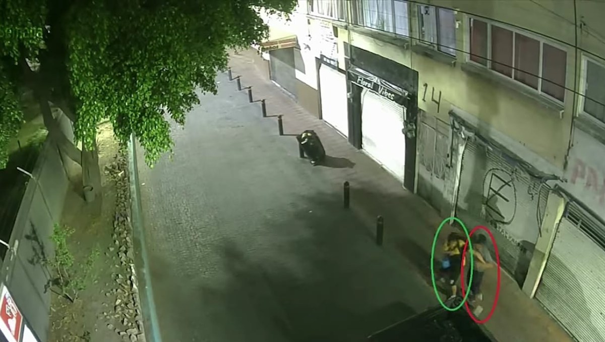 Tres hombres lo interceptaron, uno de ellos con un arma filosa | C5 (YouTube)
