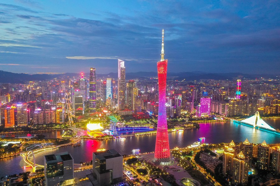 Vista nocturna de las zonas urbanas de Guangzhou, provincia de Guangdong, en el sur de China. (Xinhua/Liu Dawei)