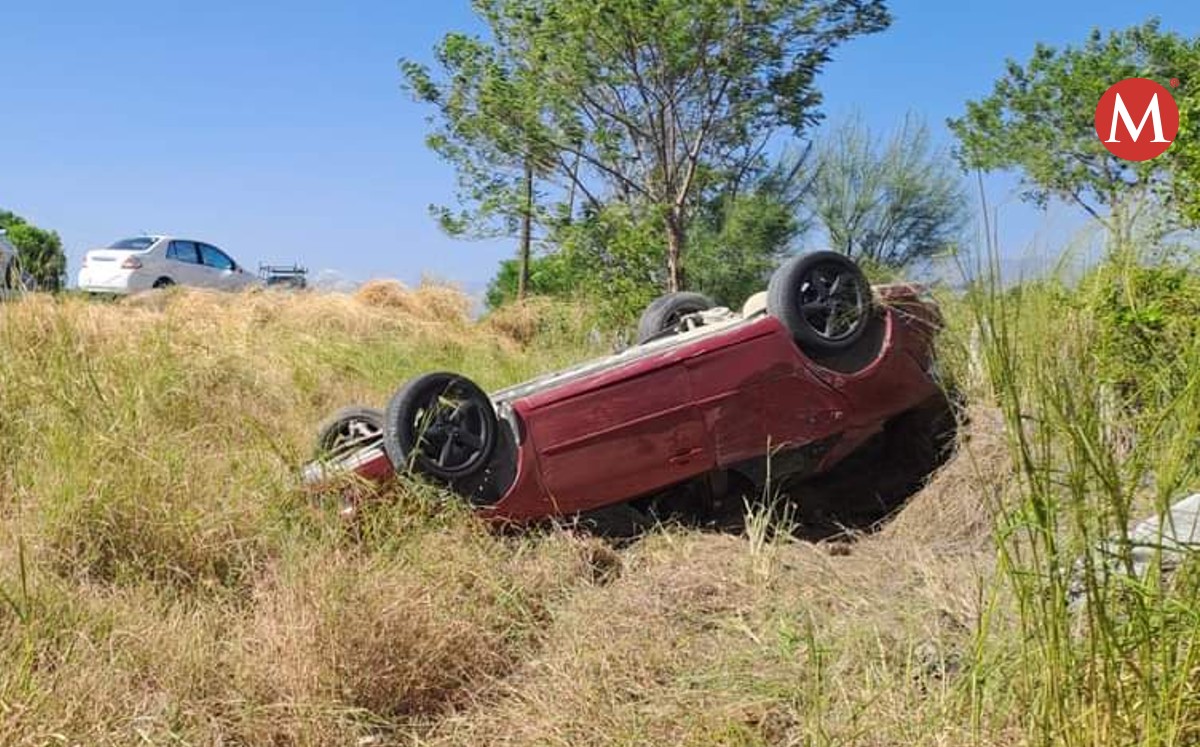 Vuelca vehículo en la carretera Victoria-Monterrey  en accidente