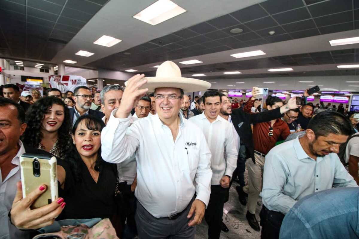 El ex canciller fue recibido con mariachi en el Aeropuerto internacional. (Cortesía)
