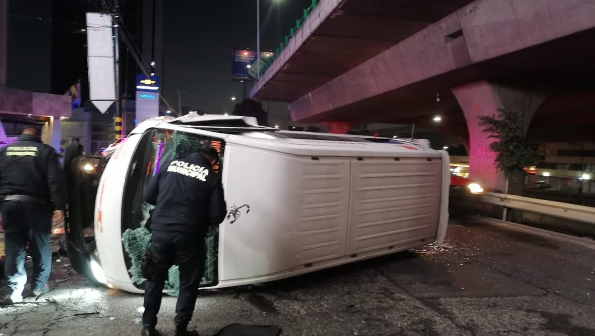Combi volcada en Tlalnepantla, hay nueve heridos