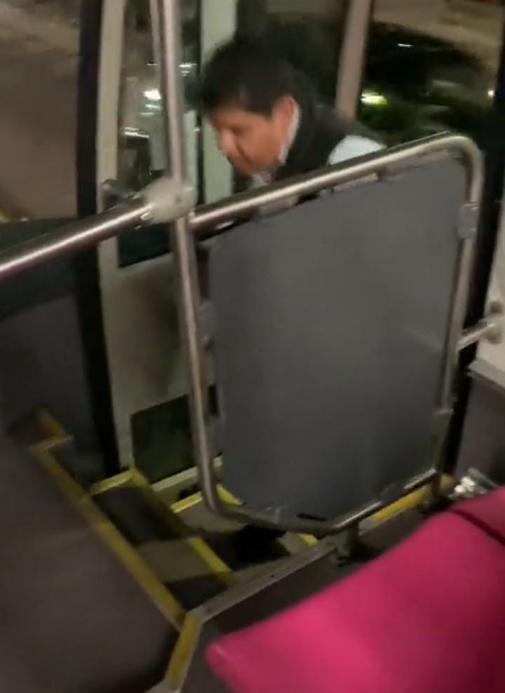 Conductor del Metrobús baja de unidad durante servicio
