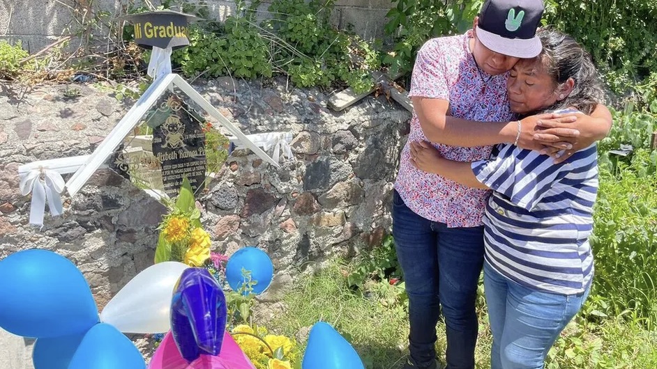Festejan graduación de Norma Lizbeth en cementerio de Teotihuacán, víctima de bullying