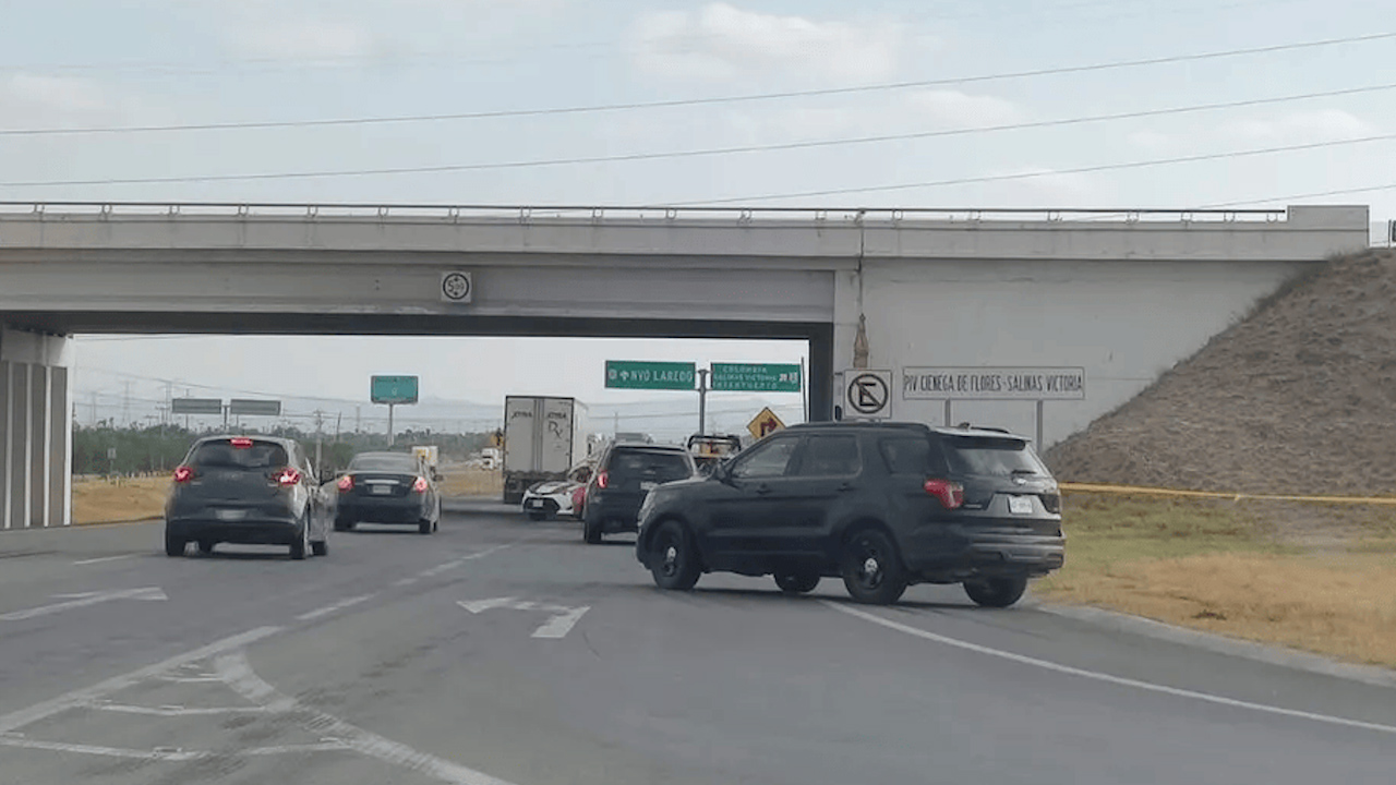 Hallan cuerpo colgado en puente en la autopista Monterrey-Nuevo Laredo
