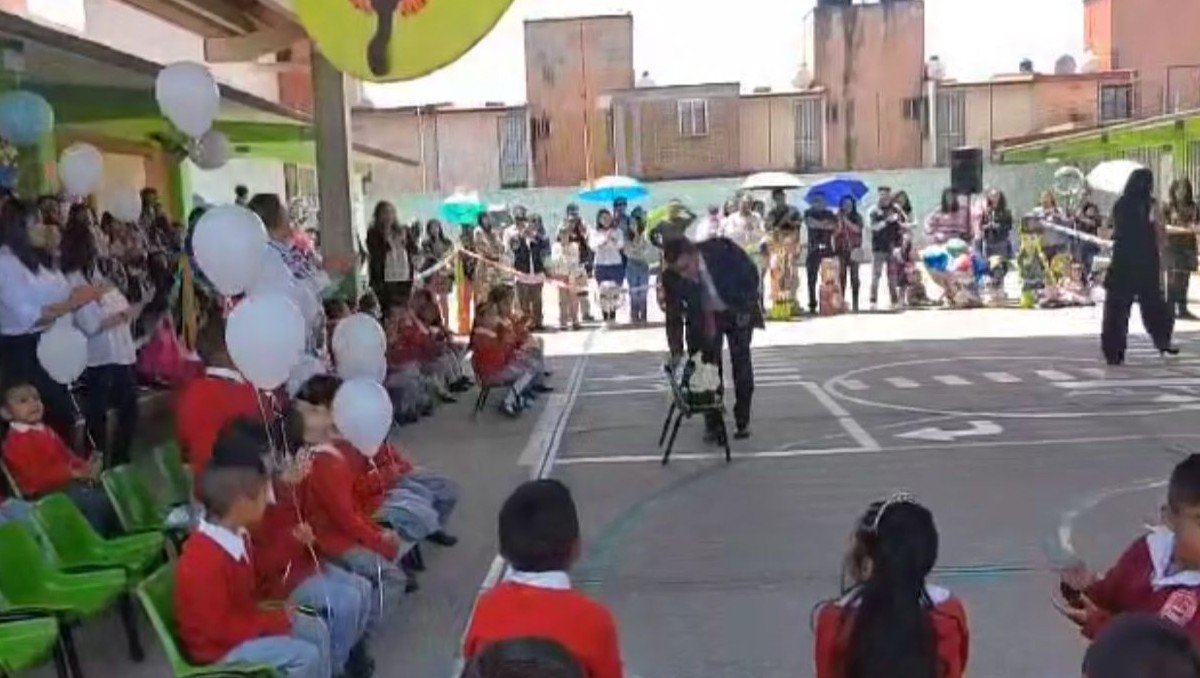 Maestro coloca flores en silla donde tomaba clases Alessandro (Especial)