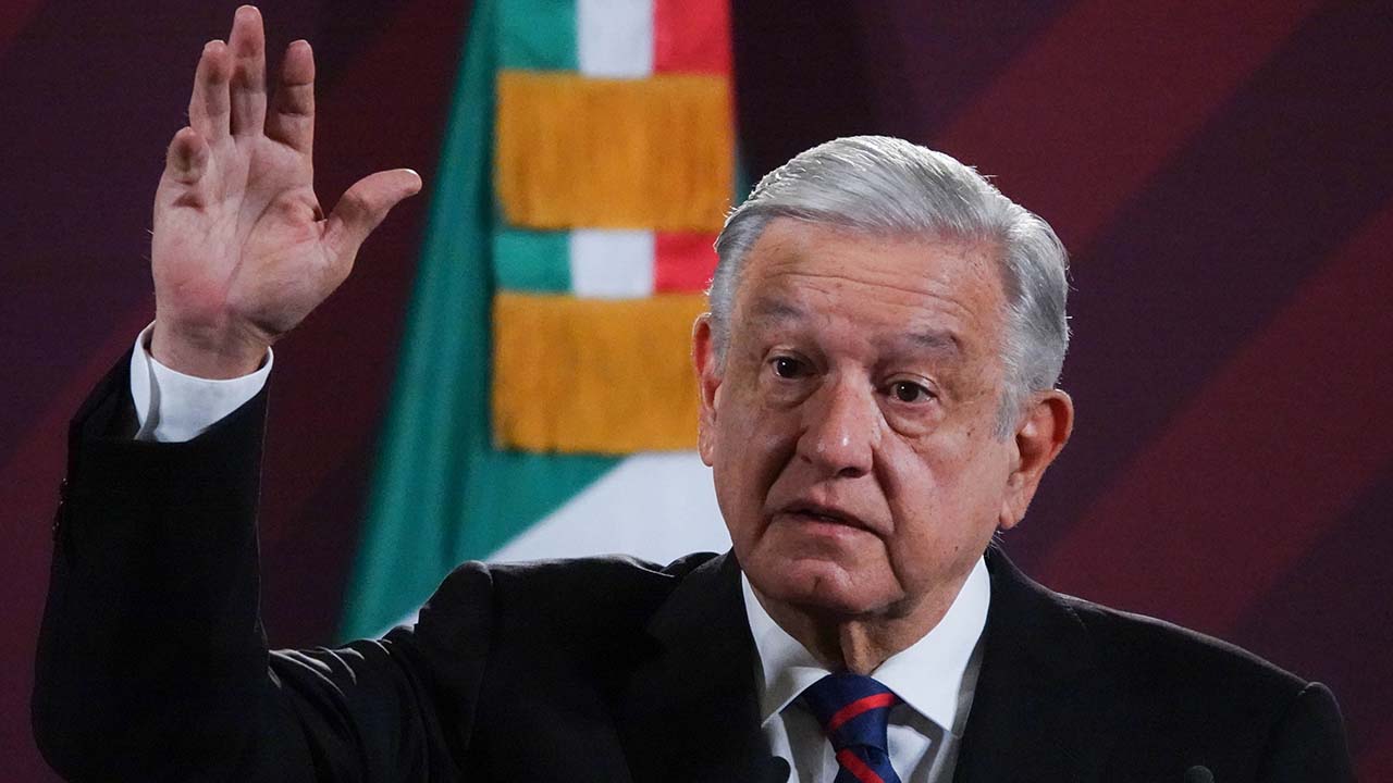 "Nos estamos metiendo en lo de la música, con todo respeto", dice AMLO para los jóvenes
