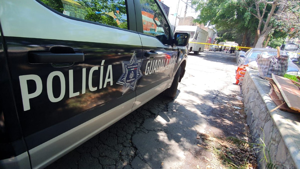 Policía de Guadalajara vigila sitio donde mujer fue hallada asesinada en Tetlán (Juan Carlos Munguía)