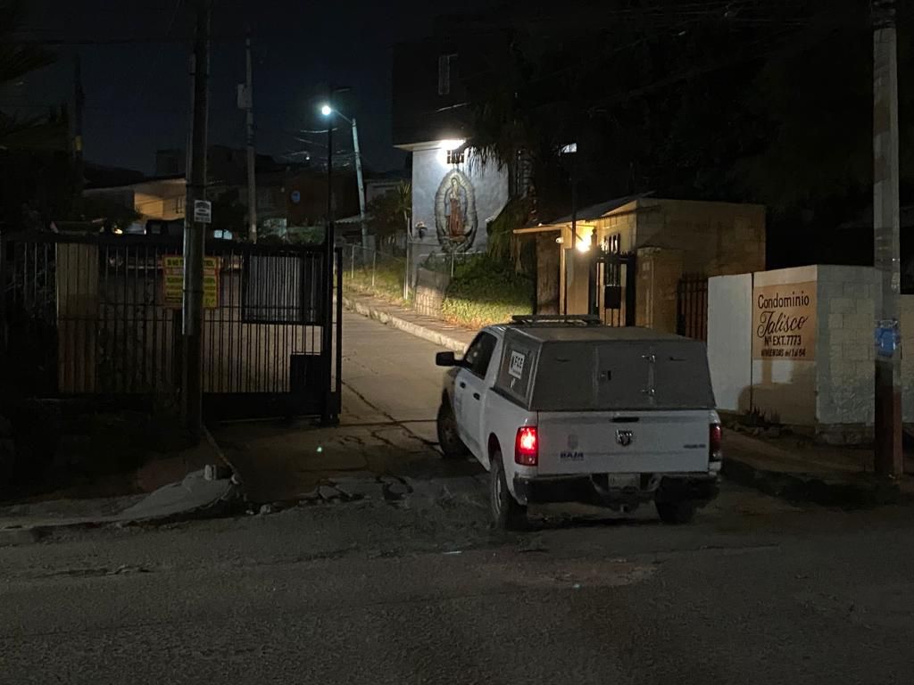 Los presuntos agresores huyeron en un auto Toyota Camry color arena.