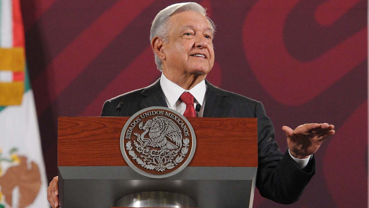 AMLO presenta los resultados de una encuesta telefónica, 6 de cada 10 mexicanos lo apoyan