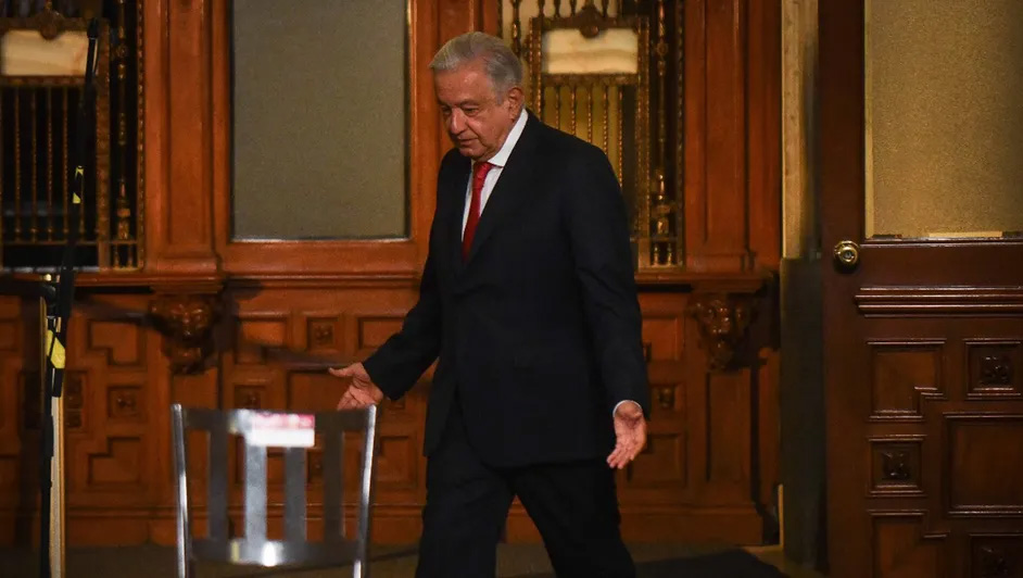 AMLO podría suspender contratos a empresas petroleras, pide profesionalismo