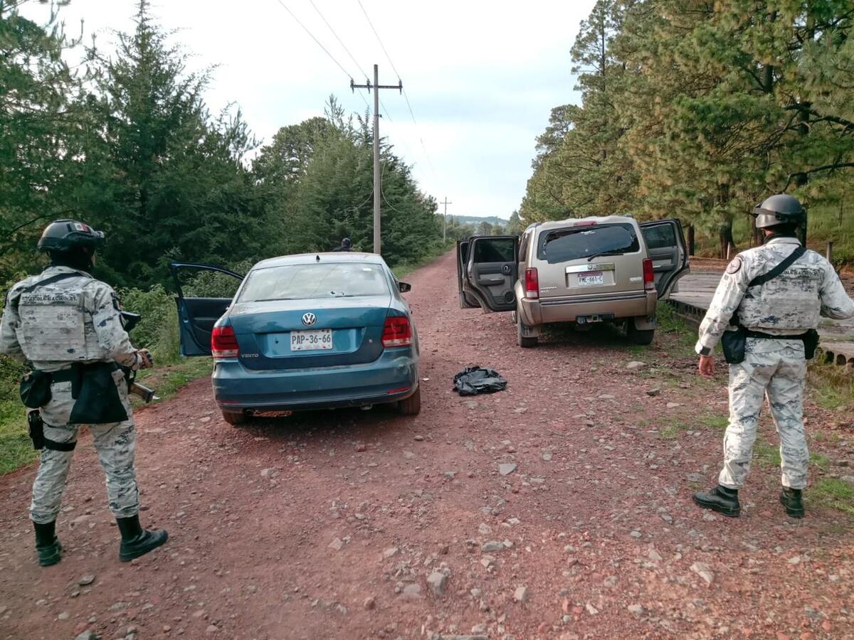 Elementos custodiando la camioneta que presuntamente fue robada por la célula delictiva en Edomex.