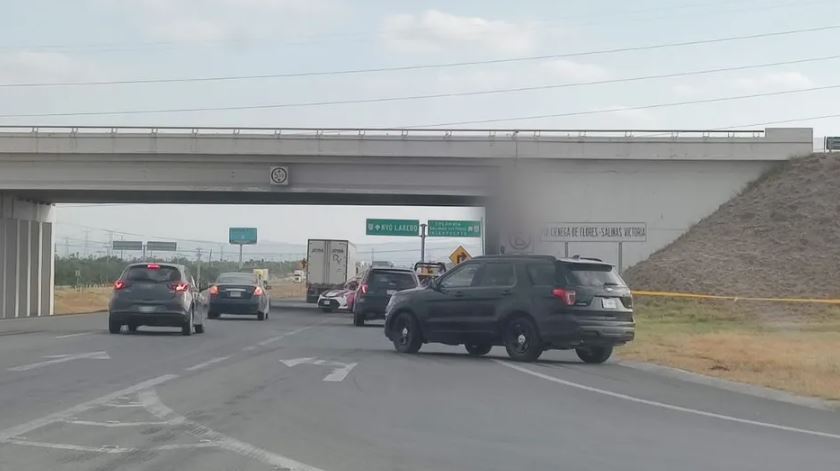 Hallan cuerpo colgado en puente en la autopista Monterrey-Nuevo Laredo