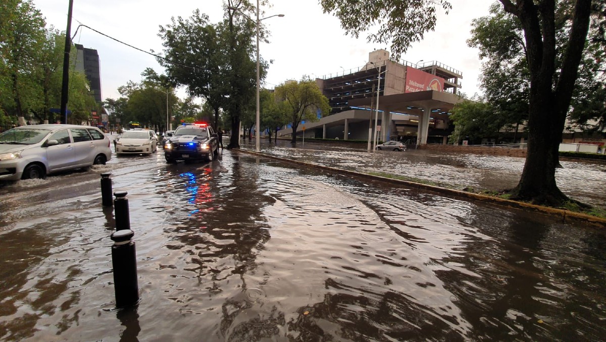 Inundación en avenida López Mateos en Zapopan (Juan Carlos Munguía)