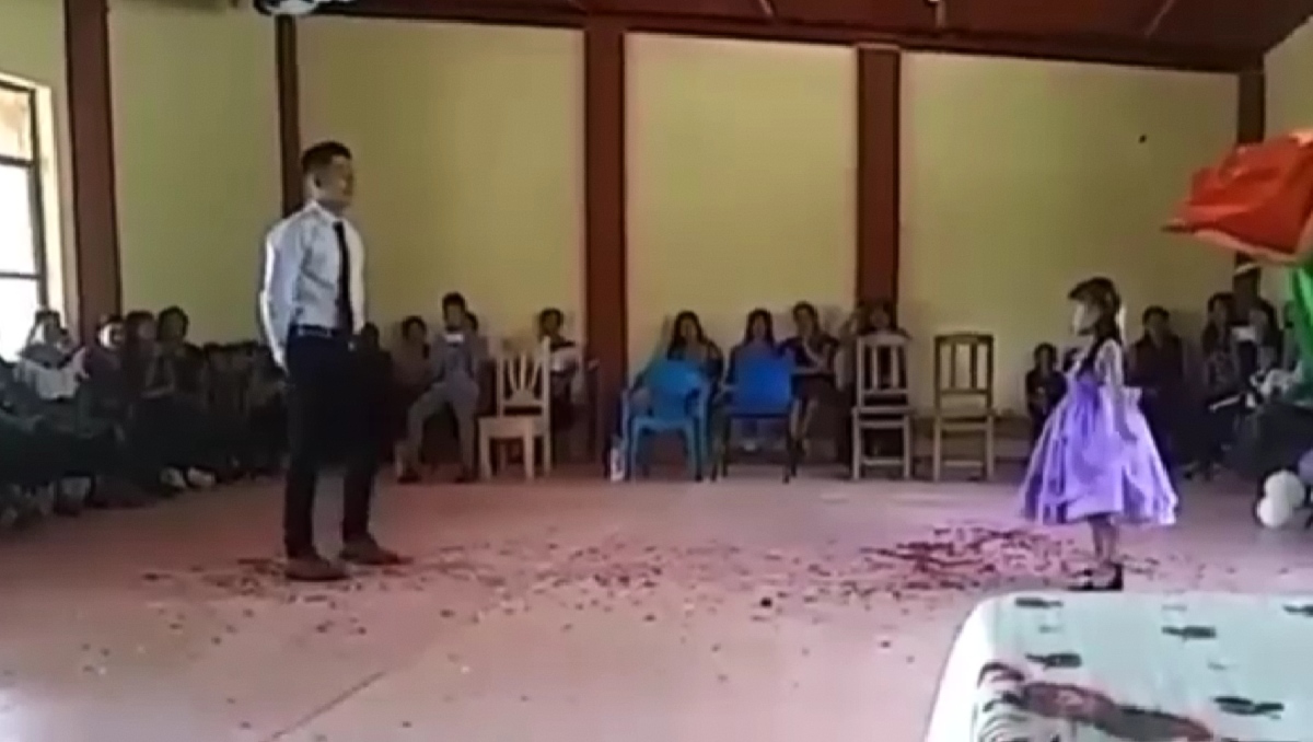 El profesor y la alumna bailaron un vals durante el cierre de curso. | Especial