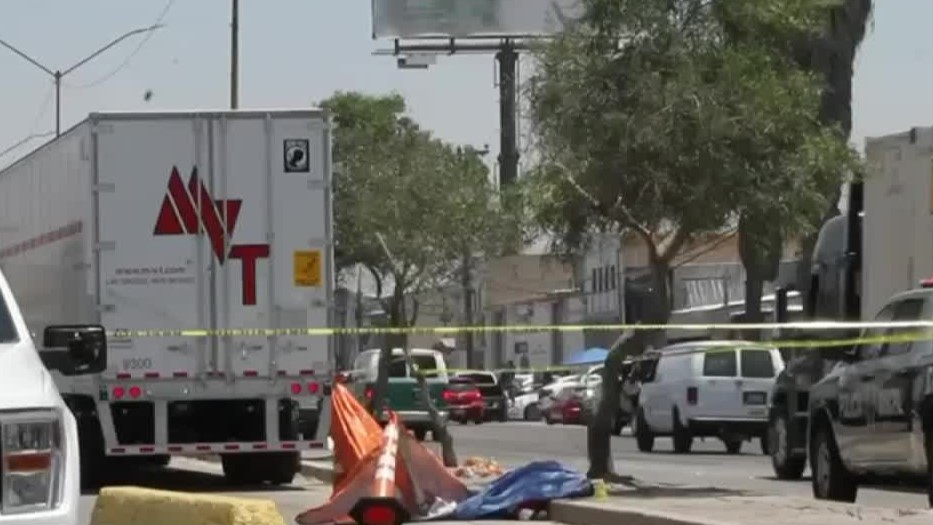 Hombre muere por ser atropellado por un tráiler; el conductor manejaba en sentido contrario