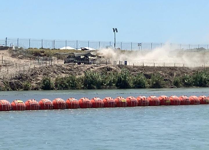 Instalación de boyas o el muro flotante (Azucena González)