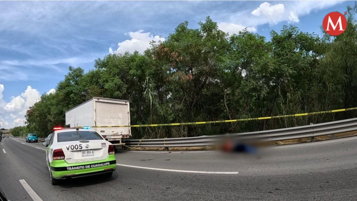 La víctima quedó tendida en el pavimiento. Foto: Especial