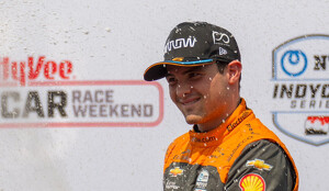 El piloto mexicano Patricio O'Ward subió este sábado al podio en la primera carrera de IndyCar en Iowa al finalizar en el tercer lugar