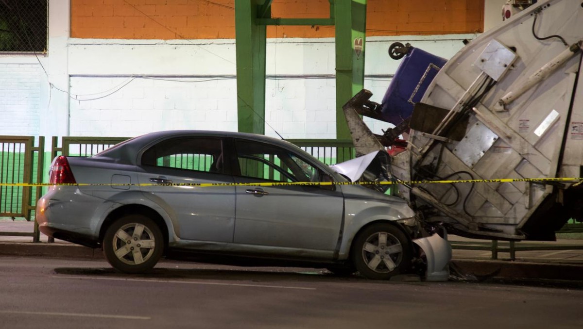 Auto choca con camión de basura en Iztapalapa | Enrique Luna