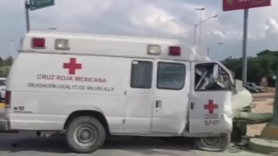 Choque entre ambulancia de la Cruz Roja y vehículo particular deja como saldo un muerto