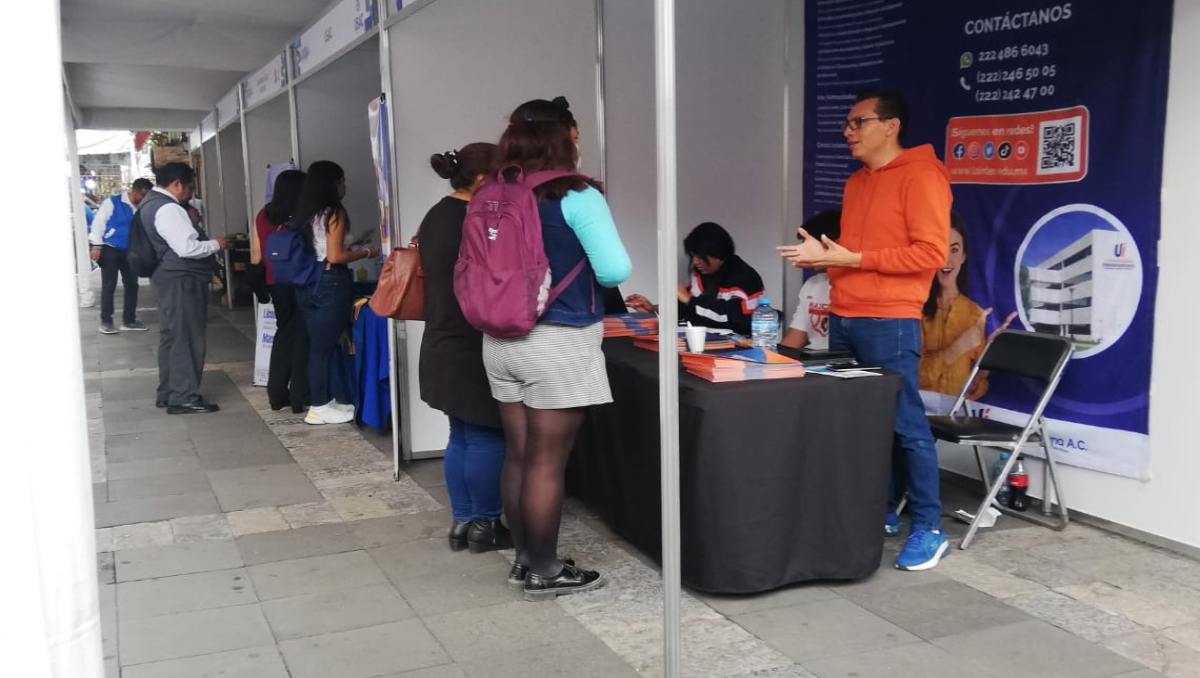 Jóvenes buscan opciones de estudio | Abigail García