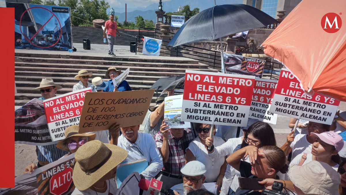 Los manifestantes se colocaron frente al Palacio de Gobierno con pancartas | José Luis Marroquín