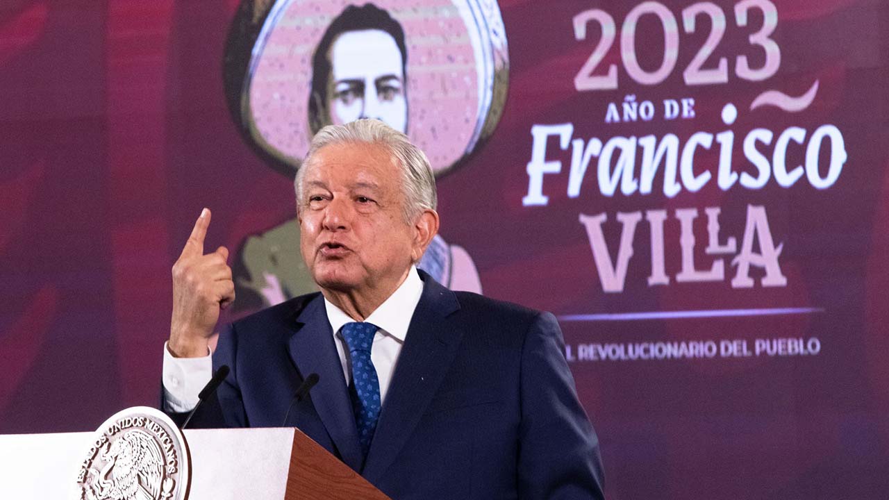 AMLO acusa mentalidad privatizadora de "una persona" del bloque conservador