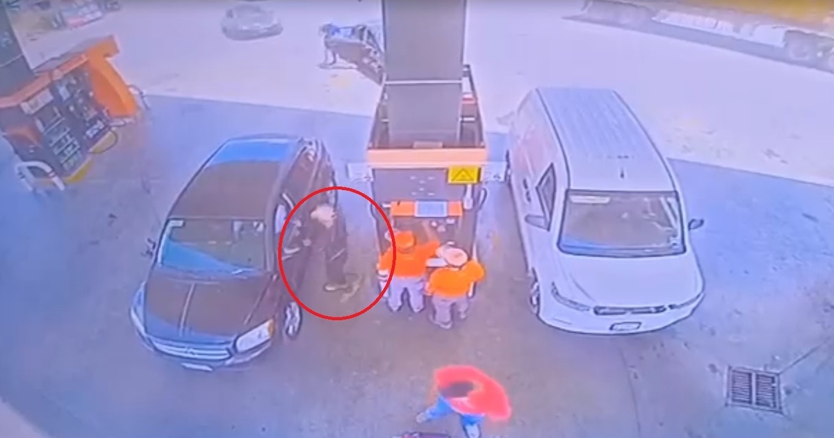 El conductor acaba de pagar al despachador cuando el asaltante sacó un arma y le quitó junto a su cómplice el vehículo. / Especial