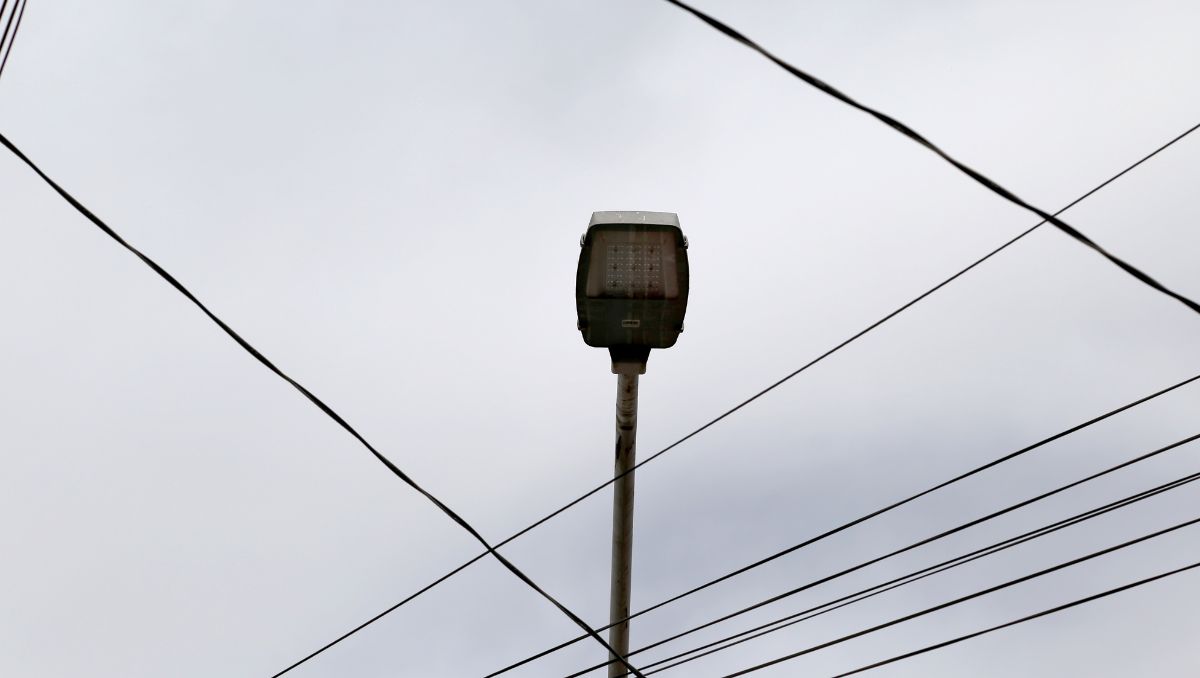Se han convertido cerca de mil luminarias de vapor de sodio o de aditivos metálicos a led en lo que va de la administración. (Martín Piña)