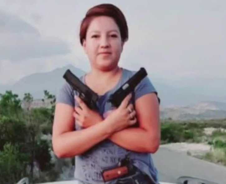 En Hidalgo, exhiben a funcionaria del DIF portando armas
