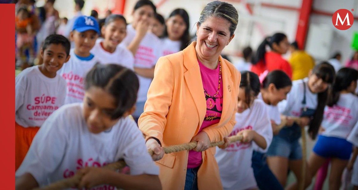 Martha Herrera acompañada de niños en el inicio del campamento. Foto: Especial