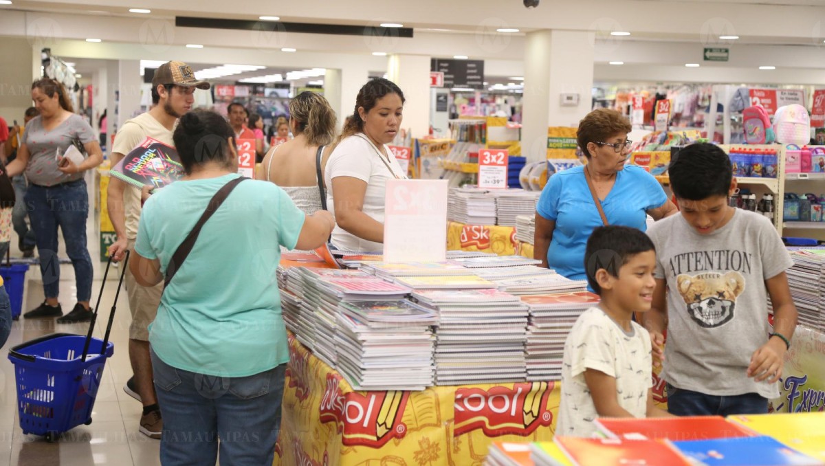 Padres de familia buscan ofertas en útiles escolares. (Yazmín Sánchez)