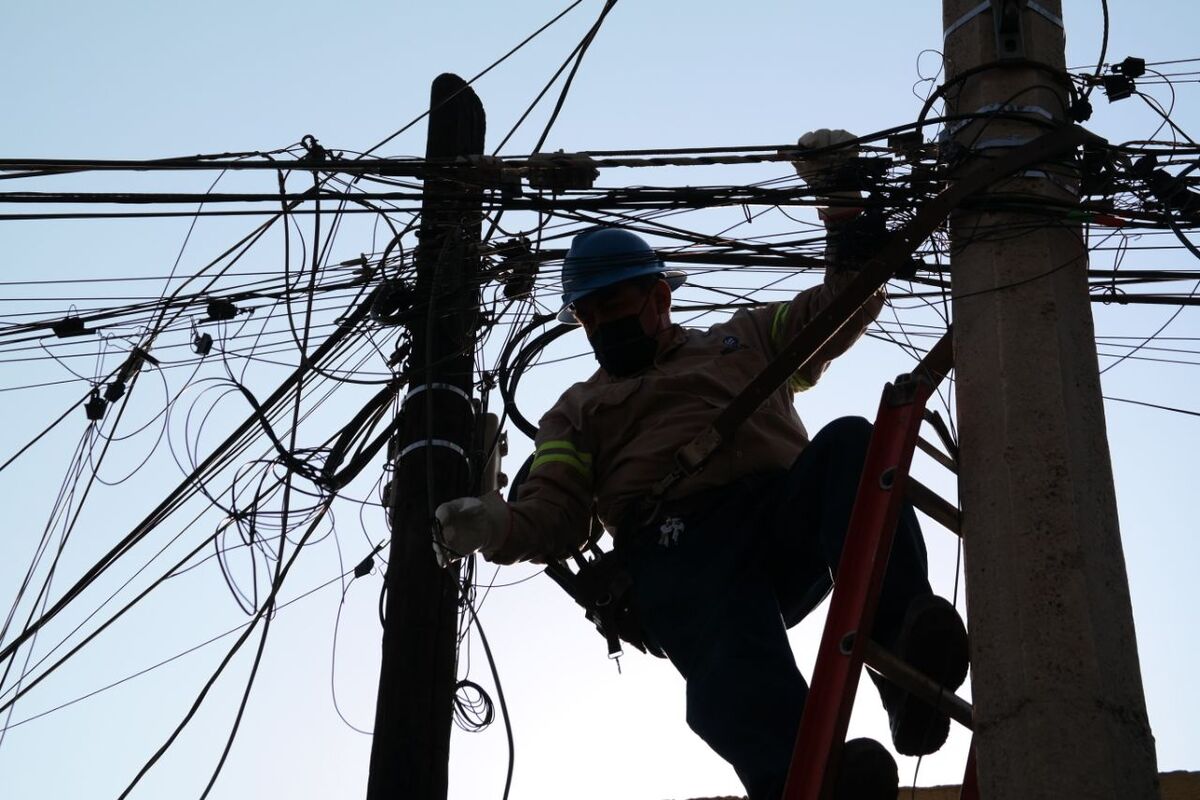 El retiro de cable en desuso u obsoleto continúa. (Especial)