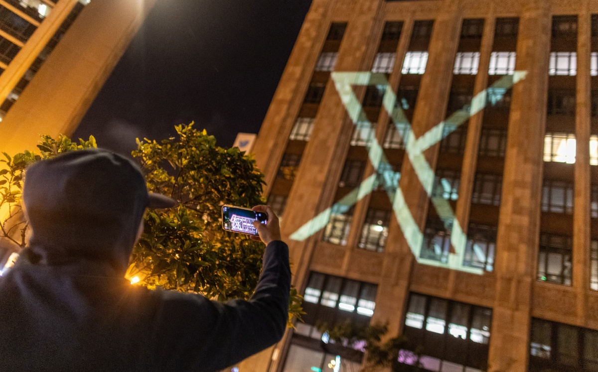Tanto en el Twitter de Yaccarino como en el de Elon Musk aparece el logotipo de la X. Foto: (Reuters)