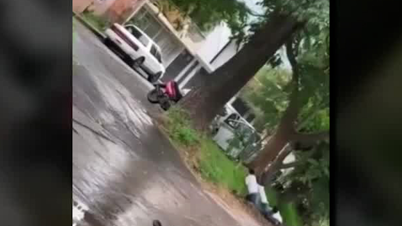 Atacan unidades de taxi con bombas molotov en Uruapan, Michoacán