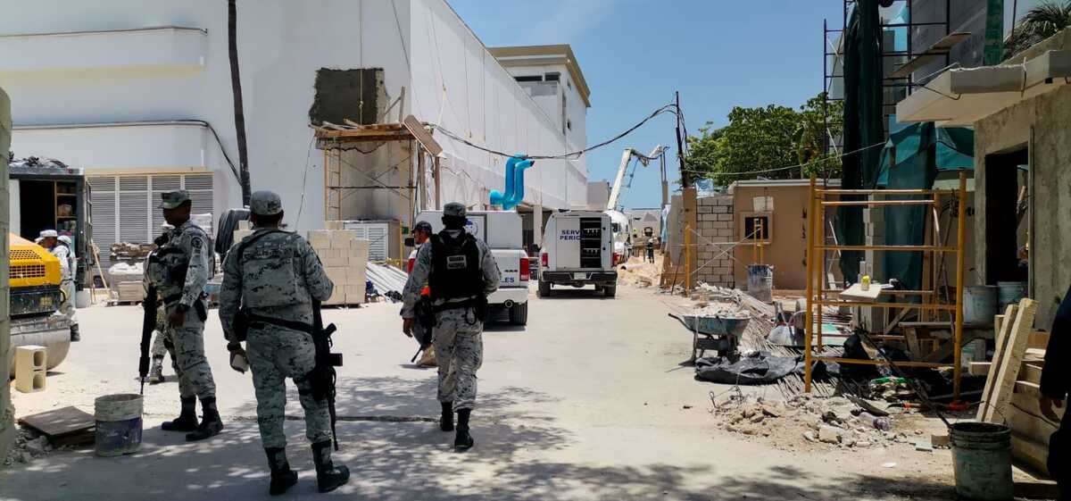 Elementos de seguridad realizaron las primeras investigaciones tras el asesinato en el hotel Riu. | Especial