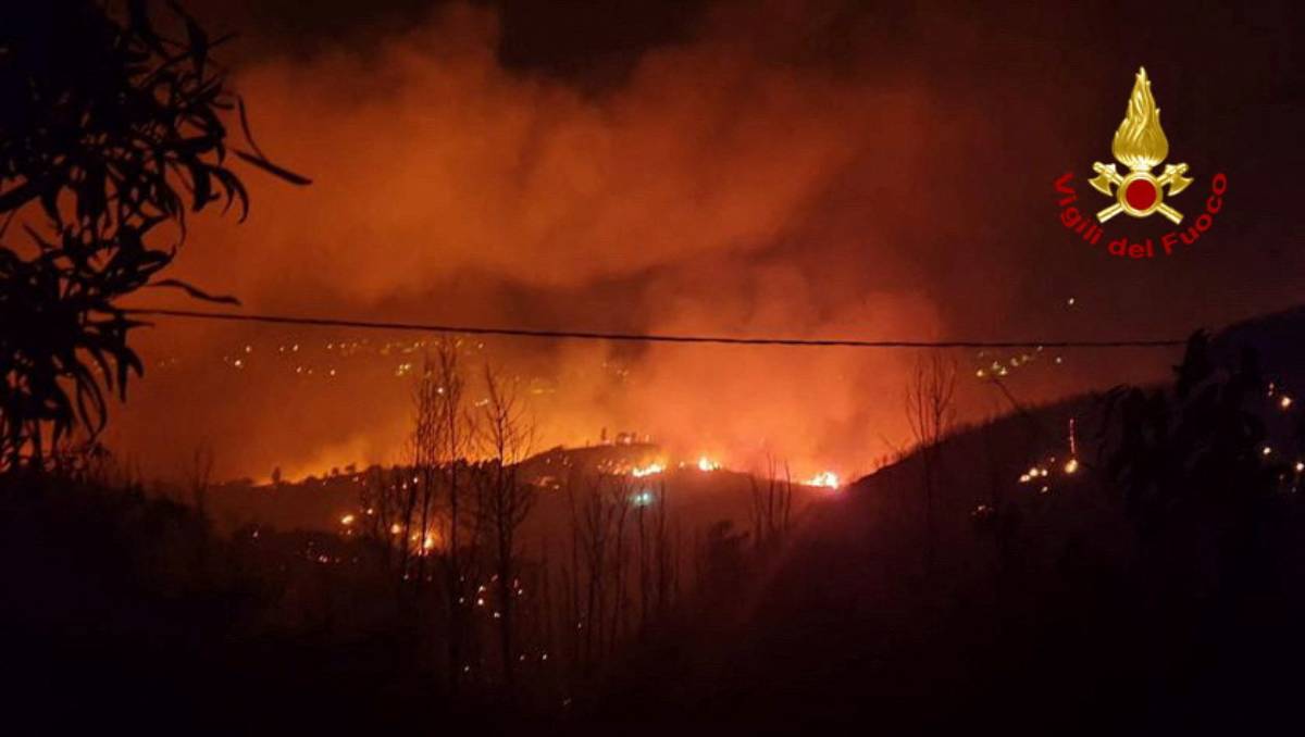 Incendios forestales en Italia obligaros a cerrar aeropuertos. (Reuters).