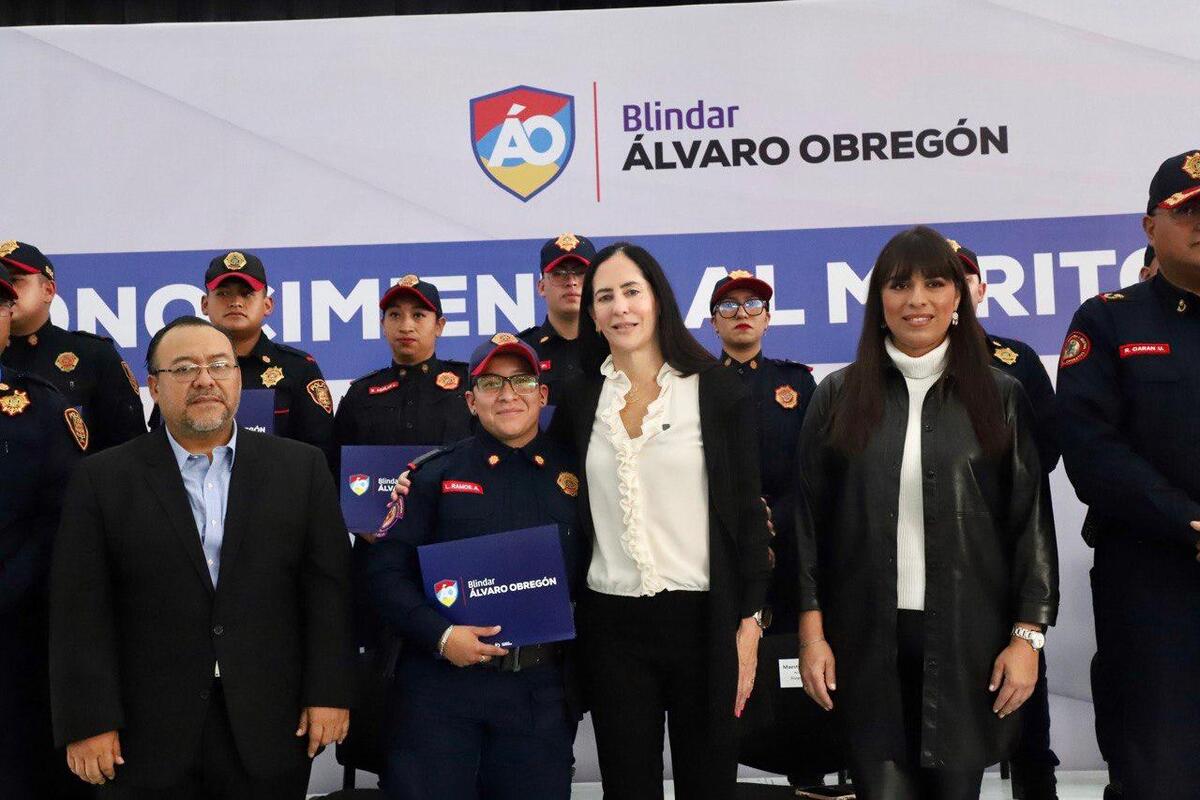 Lía Limón entrega reconocimientos a policías de Álvaro Obregón. (Especial)