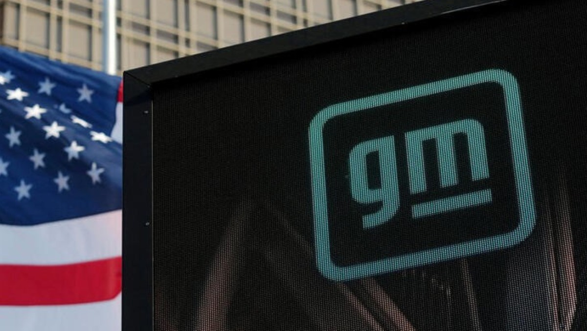 Logo de General Motors en la sede central de la automotriz en Detroit, Michigan, EU. Marzo 2021. Foto: (Reuters)