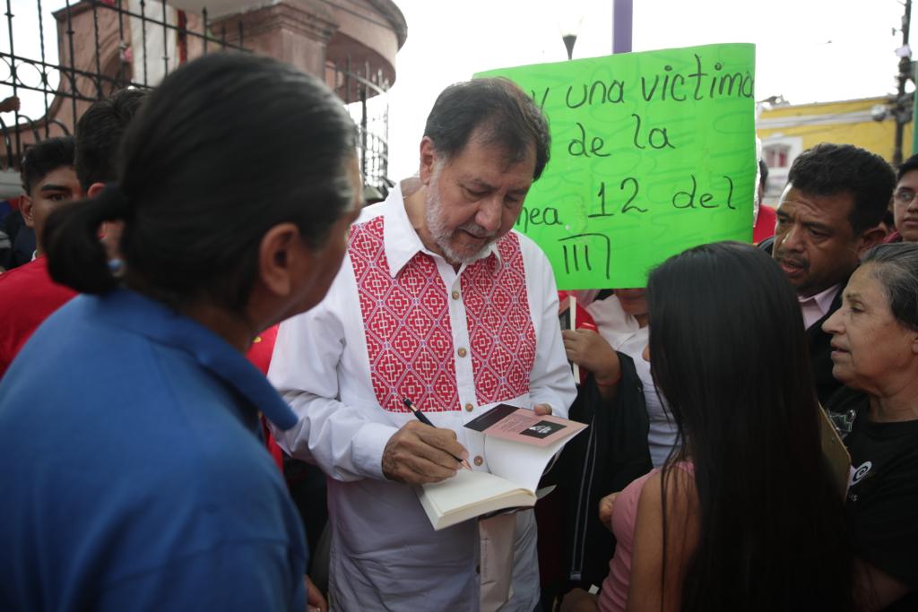 Noroña regaló y firmo su libro en Iztapalapa. | Especial