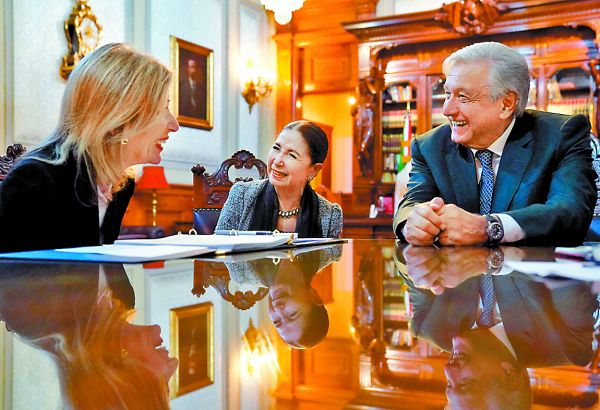 El Presidente dialoga con la experta en seguridad de la Casa Blanca, Elizabeth Sherwood-Randall. ESPECIAL
