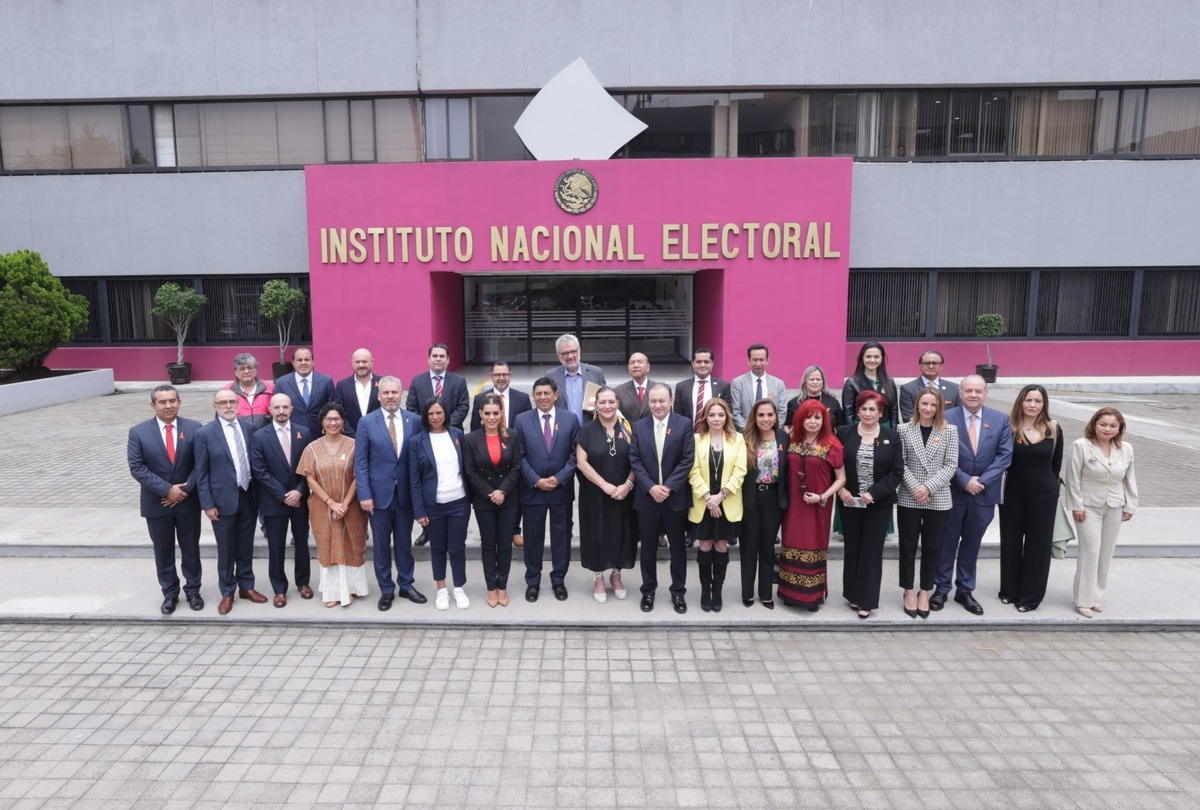 Salomón Jara llama al INE a evolucionar y adaptar las reglas electorales a la nueva realidad política del país