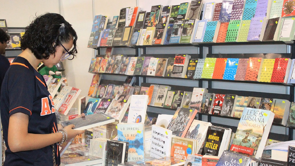 Universidad Autónoma de Tamaulipas realiza Feria del Libro.