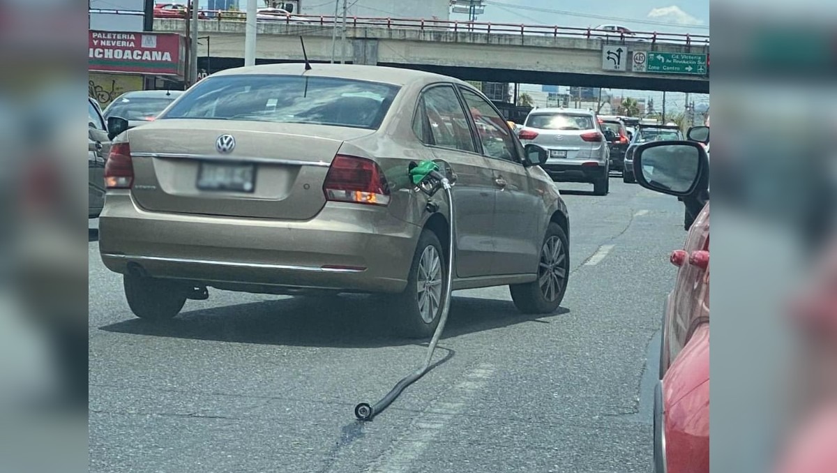 El vehículo circulaba con la manguera despachadora de combustible. | Especial