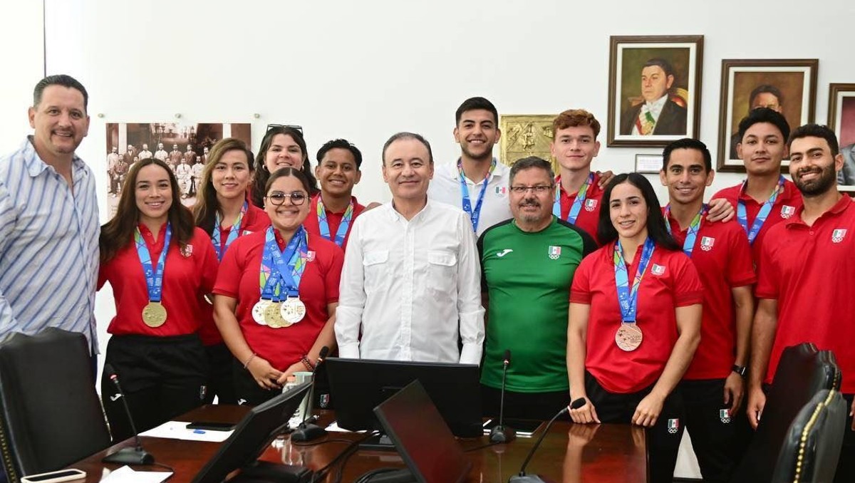 Alfonso Durazo, gobernador de Sonora, en compañía de atletas que participaron en Centroamericanos (Especial)