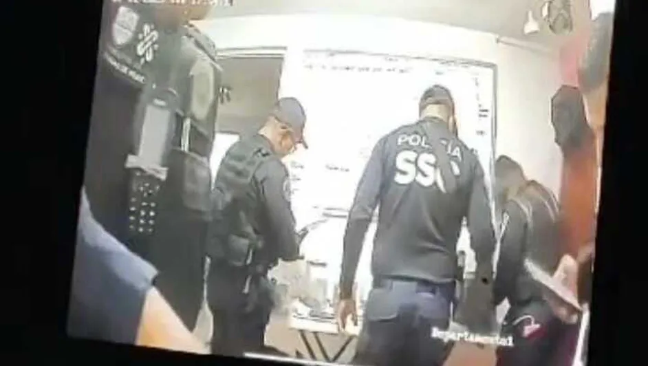 Captan a policías de CdMx supuestamente torturando y sembrando droga a dos personas