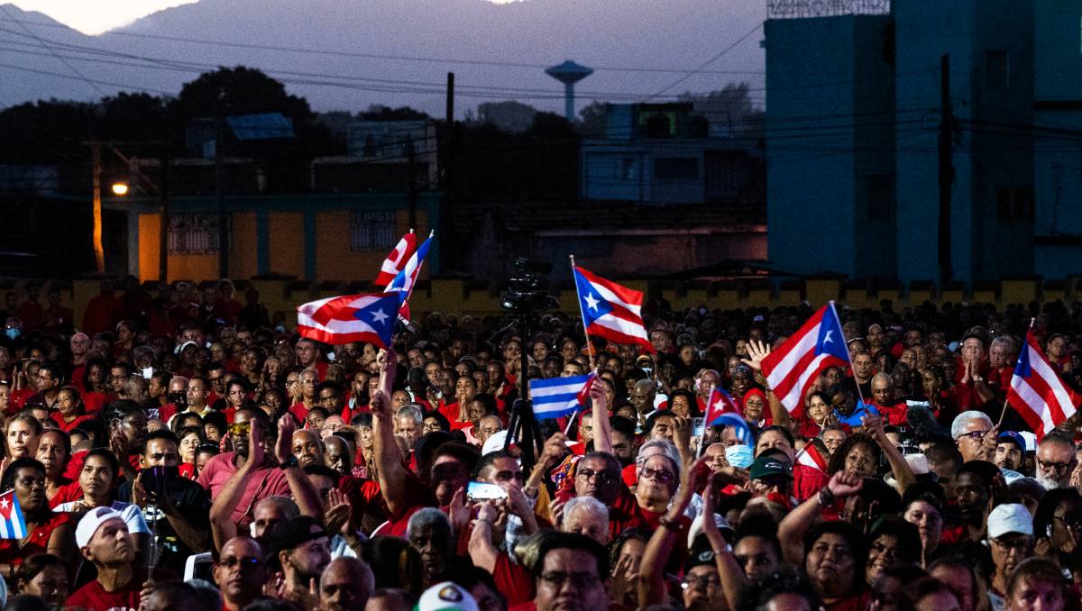 Cubanos celebran el aniversario 70 de la revolución. (AFP).