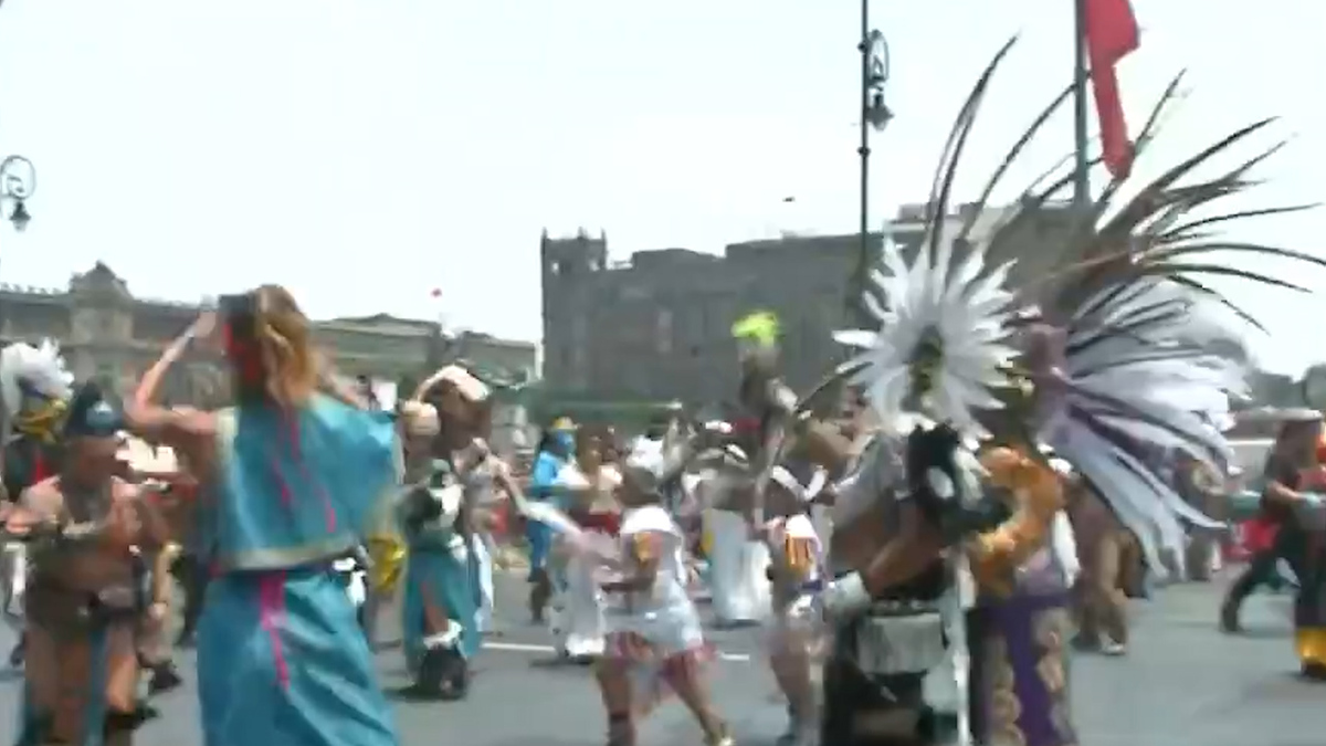 Danzantes conmemoran el 698 aniversario de Tenochtitlán en el Zócalo de la CdMx