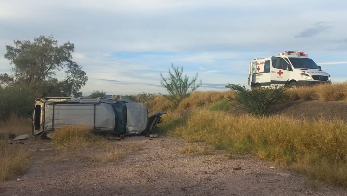 El conductor de la camioneta perdió el control. (Especial)