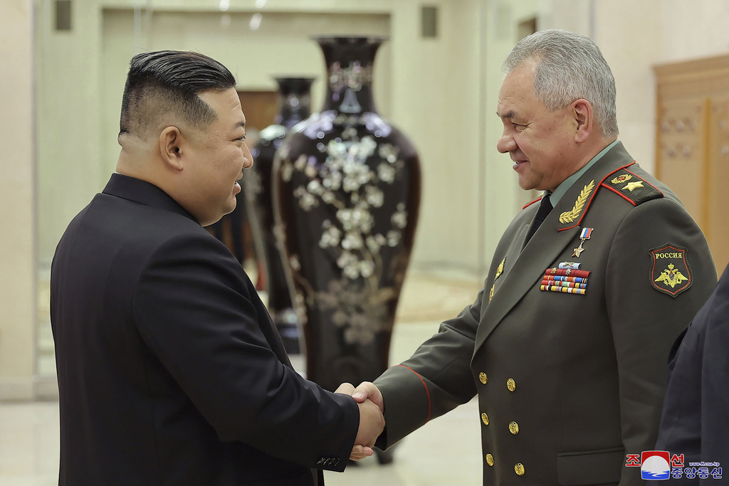El gobernante norcoreano Kim Jong Un estrecha la mano del ministro de Defensa de Rusia, Serguéi Shoigu | AP